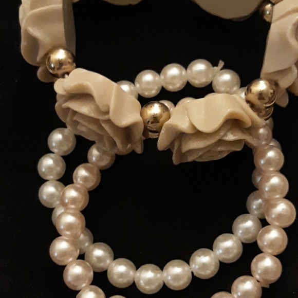 BEAUTIFUL BEIGE COLOR STRETCH BRACELETS - Picture 4 of 4